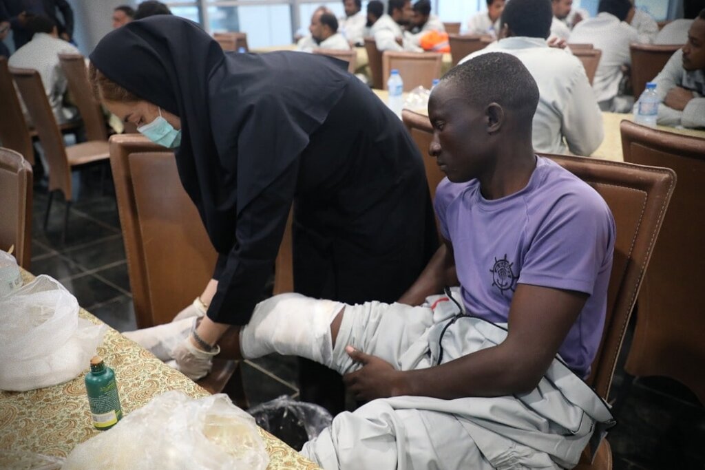 تصاویر انتقال خدمه کشتی غرق شده اماراتی به عسلویه | یکی از خدمه فوت کرد