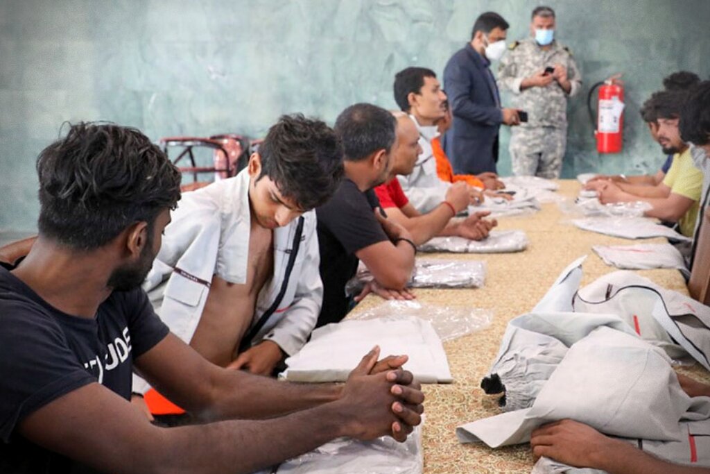 تصاویر انتقال خدمه کشتی غرق شده اماراتی به عسلویه | یکی از خدمه فوت کرد