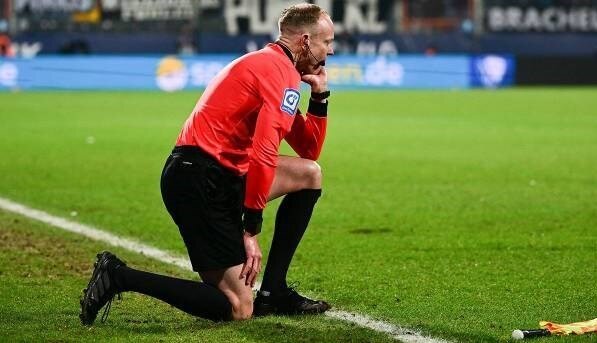 عکس | جنجال کمسابقه در بوندسلیگا | حمله تماشاگران به کمک داور بازی را تعطیل کرد