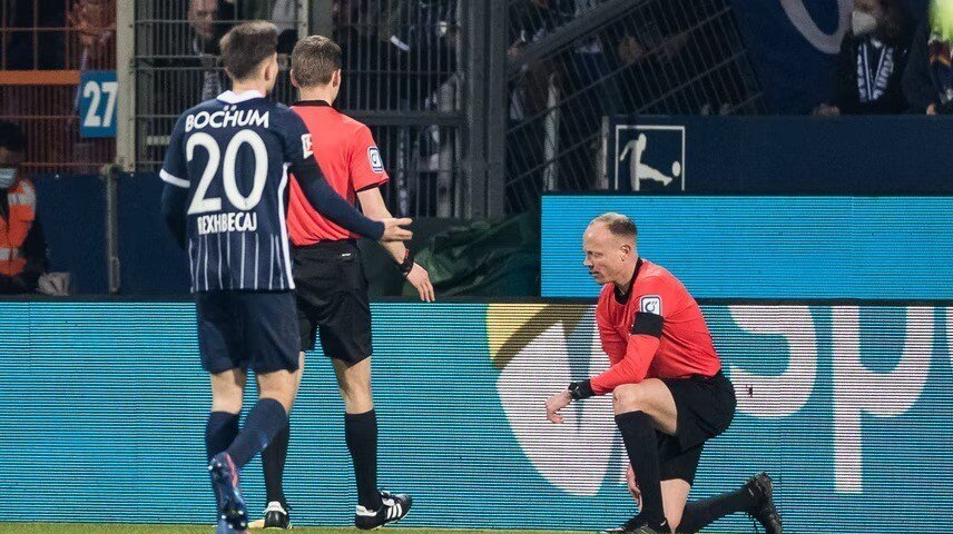 عکس | جنجال کمسابقه در بوندسلیگا | حمله تماشاگران به کمک داور بازی را تعطیل کرد