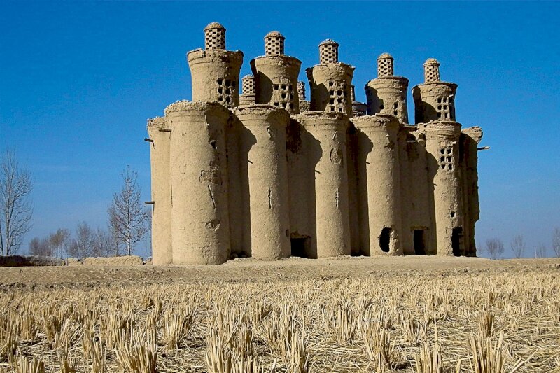 عکس | عجیبترین کافه ایران؛ جایی میان لانه کبوتران | ۱۲ کبوترخانه دیدنی و شاهکار معماری صفویه و قاجار را ببینید