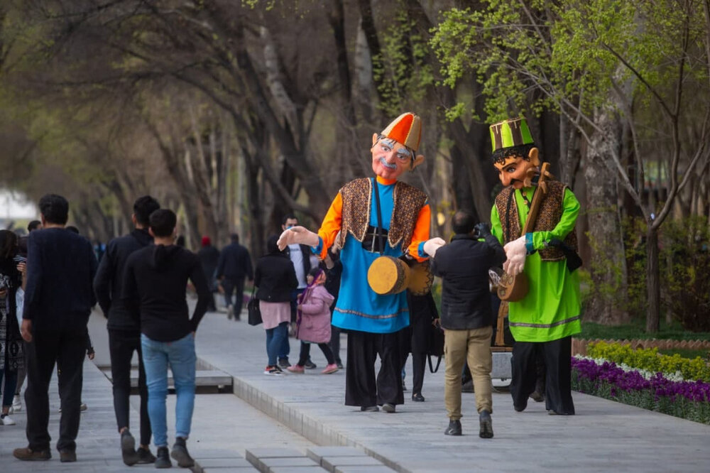 «عمو نوروز» و «ننه سرما» به جنوب شهر آمدند | بهار در محلهها لبخند میزند!