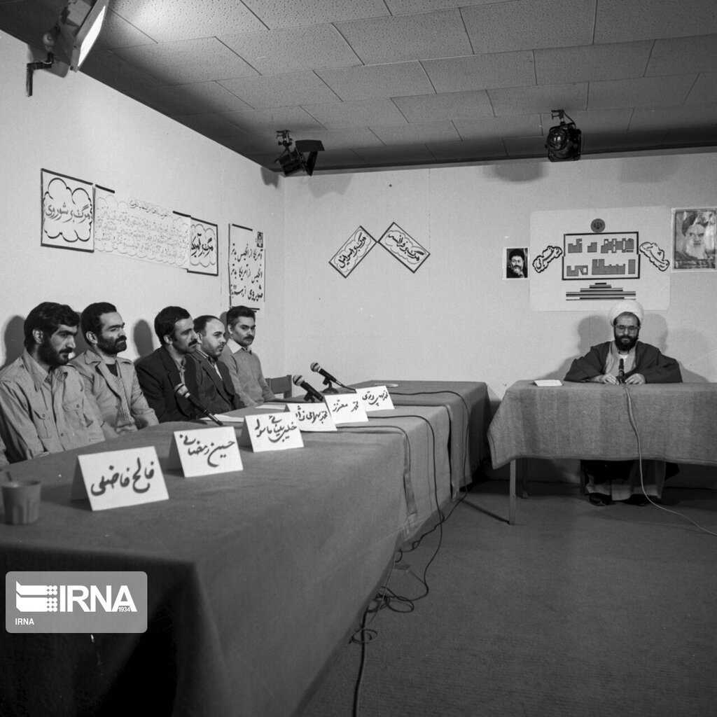 تصویر تاریخی محاکمه اعضای گروه مخفی حزب توده توسط آیت الله ری شهری آیت الله ری شهری