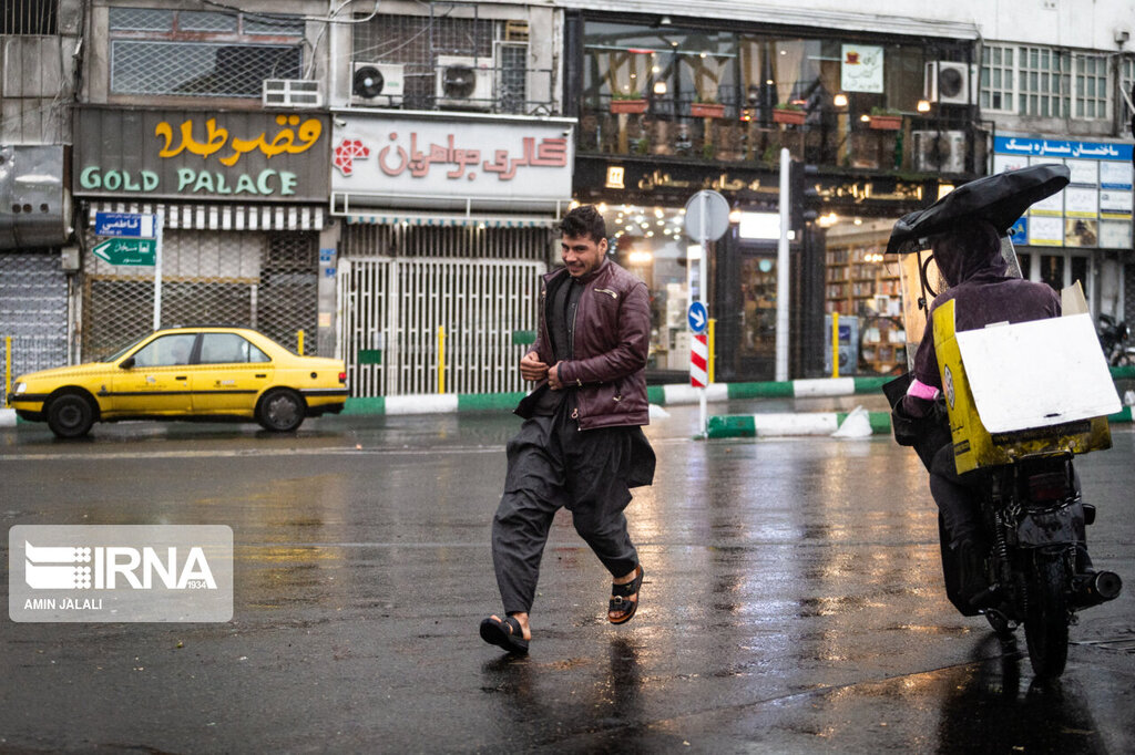 تصاویر اولین باران بهاری و طوفان در تهران