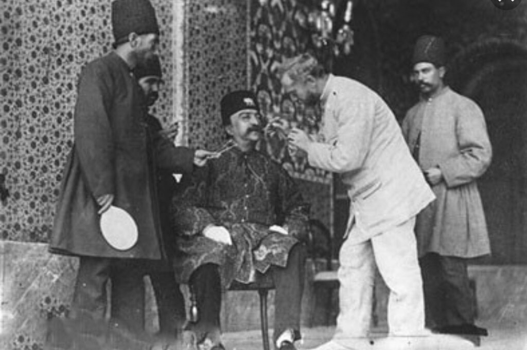 چه کسی برای ناصرالدین شاه کتاب می خواند؟ / ناامیدی اعتماد السلطنه از عبرت آموزی شاه / اجرای خواندنی جوراب پای خرس! 2