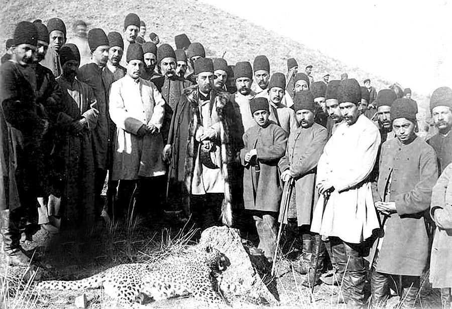 چه کسی برای ناصرالدین شاه کتاب می خواند؟ / ناامیدی اعتماد السلطنه از عبرت آموزی شاه / اجرای خواندنی جوراب پای خرس! 5