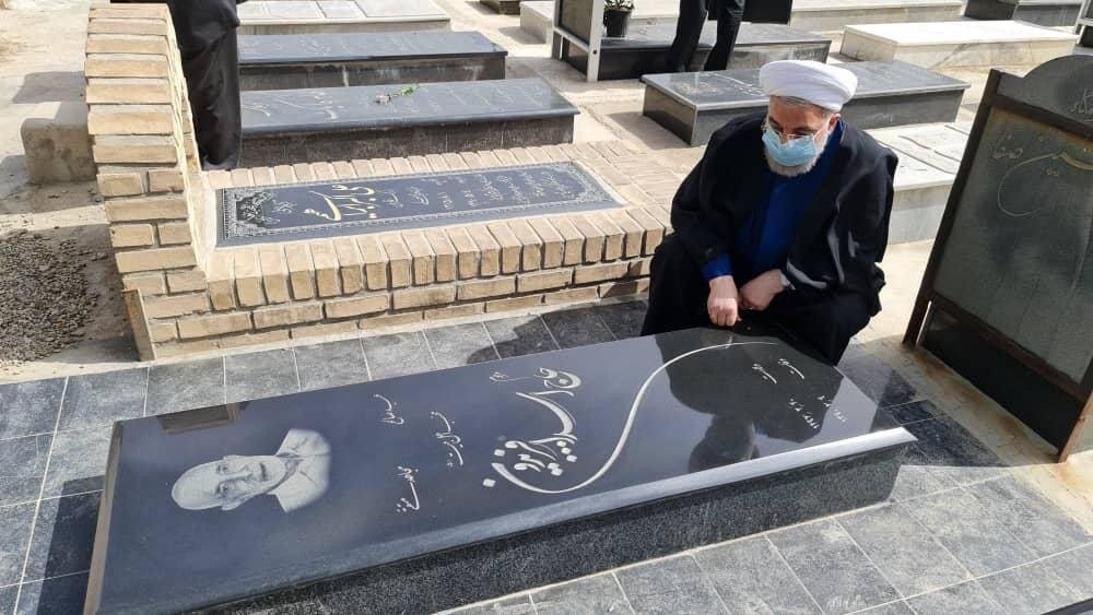 تصاویر جدید روحانی و احمدی نژاد | احمدی نژاد کنار خانواده؛ روحانی بر مزار والدین