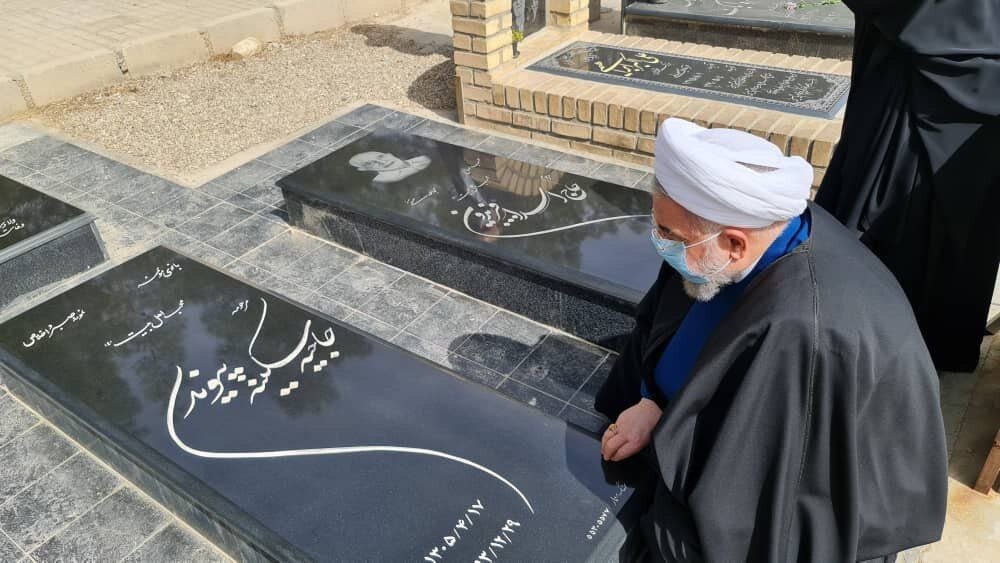 تصاویر جدید روحانی و احمدی نژاد | احمدی نژاد کنار خانواده؛ روحانی بر مزار والدین