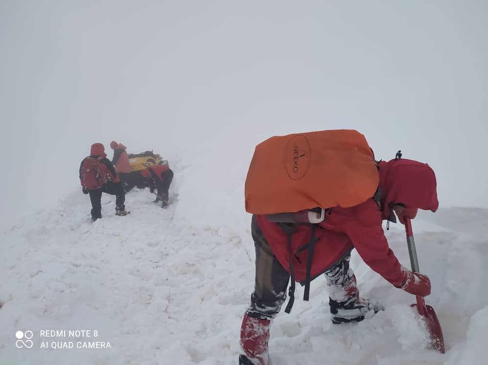 صور لعملية تخطف الأنفاس لإنقاذ أم حامل من ارتفاع مترين من الثلج  3 أيام عمل في بداية العام الجديد