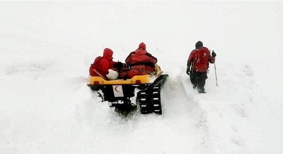 صور لعملية تخطف الأنفاس لإنقاذ أم حامل من ارتفاع مترين من الثلج  3 أيام عمل في بداية العام الجديد