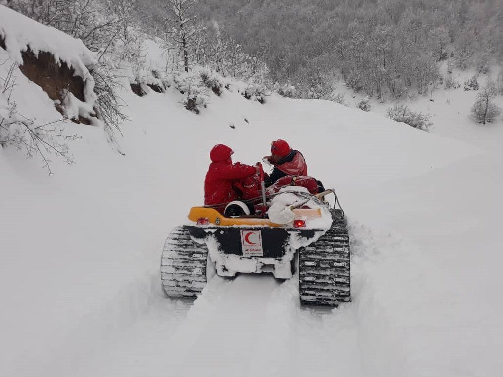 تصاویر عملیات نفسگیر نجات مادر باردار از میان برف ۲ متری | ۳ روز عملیات در آغاز سال جدید