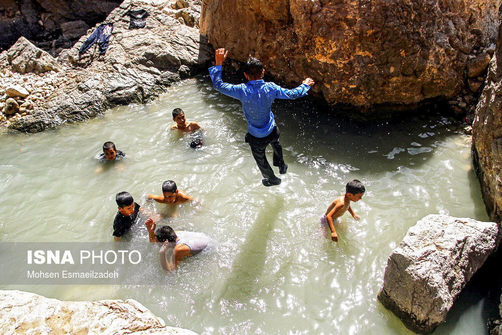عکس | پدیدهای نادر در دل کویر ایران؛ اینجا آب سرد و گرم با هم مخلوط نمیشوند | چشمه مرتضی علی کجاست؟ | بزرگترین سد قوسی جهان را در طبس ببینید