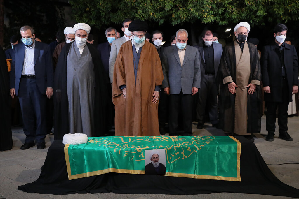 تصاویر اقامه نماز بر پیکر حجتالاسلام ریشهری توسط رهبر انقلاب