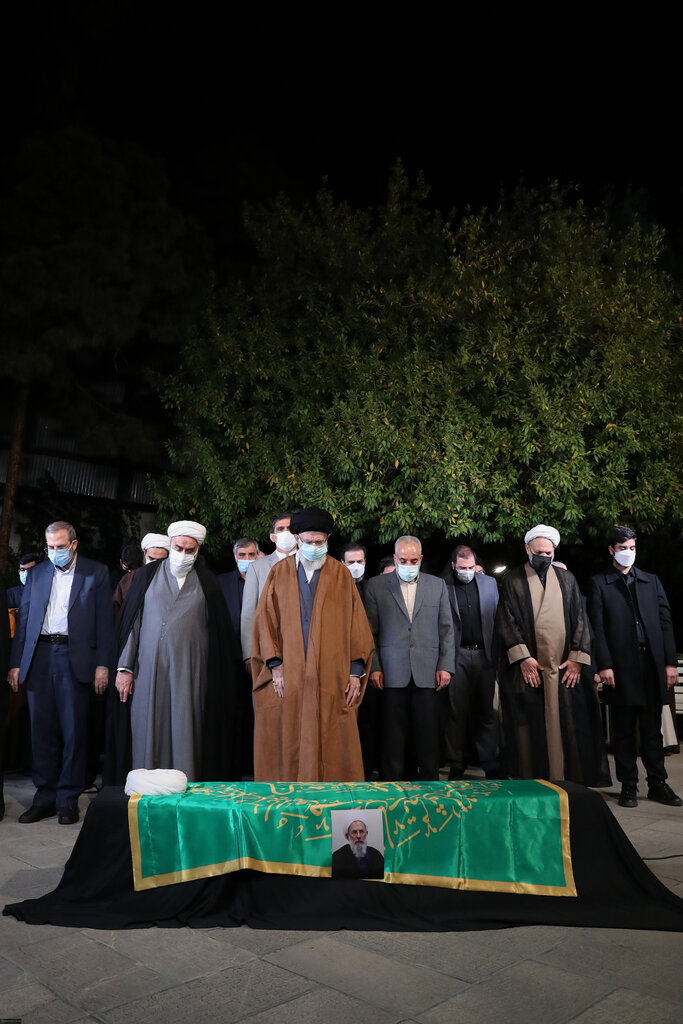 تصاویر اقامه نماز بر پیکر حجتالاسلام ریشهری توسط رهبر انقلاب
