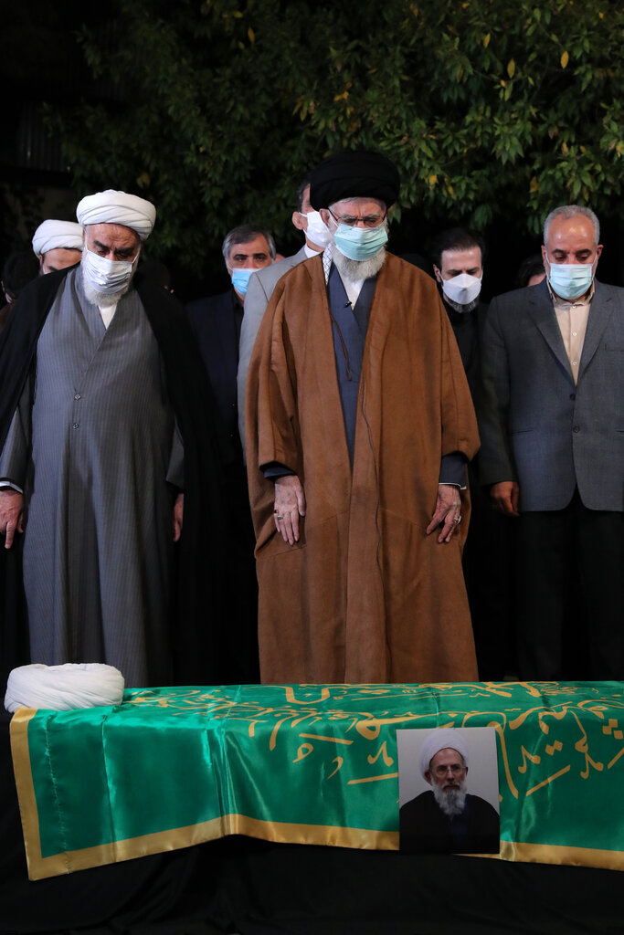 تصاویر اقامه نماز بر پیکر حجتالاسلام ریشهری توسط رهبر انقلاب