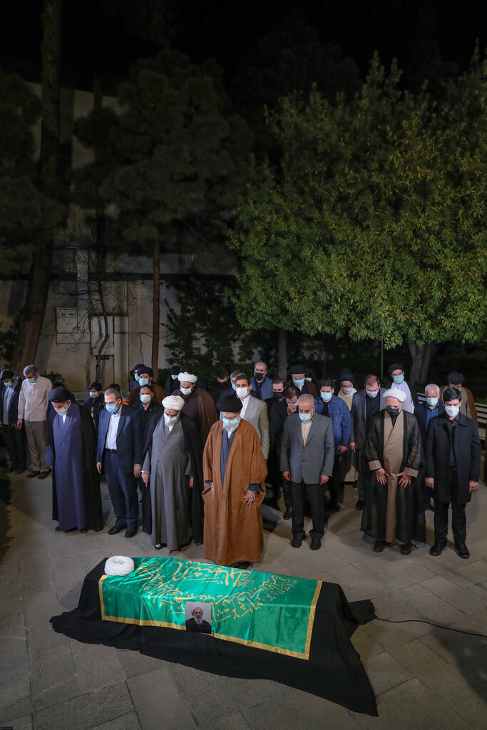 تصاویر اقامه نماز بر پیکر حجتالاسلام ریشهری توسط رهبر انقلاب