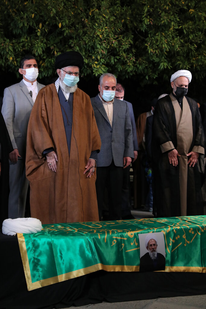 تصاویر اقامه نماز بر پیکر حجتالاسلام ریشهری توسط رهبر انقلاب