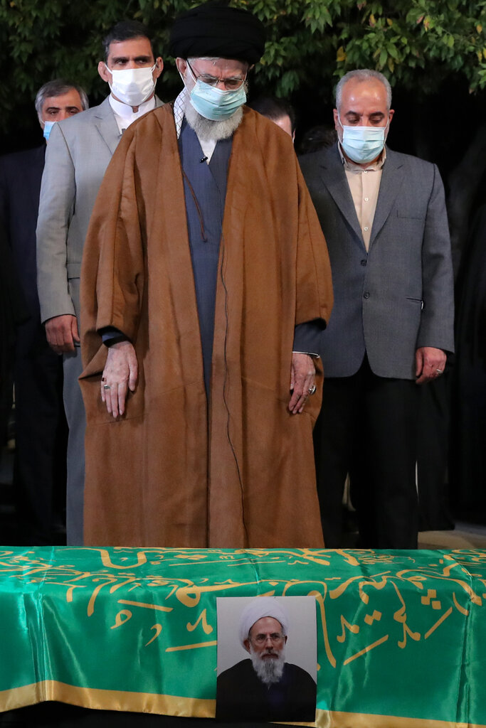 تصاویر اقامه نماز بر پیکر حجتالاسلام ریشهری توسط رهبر انقلاب