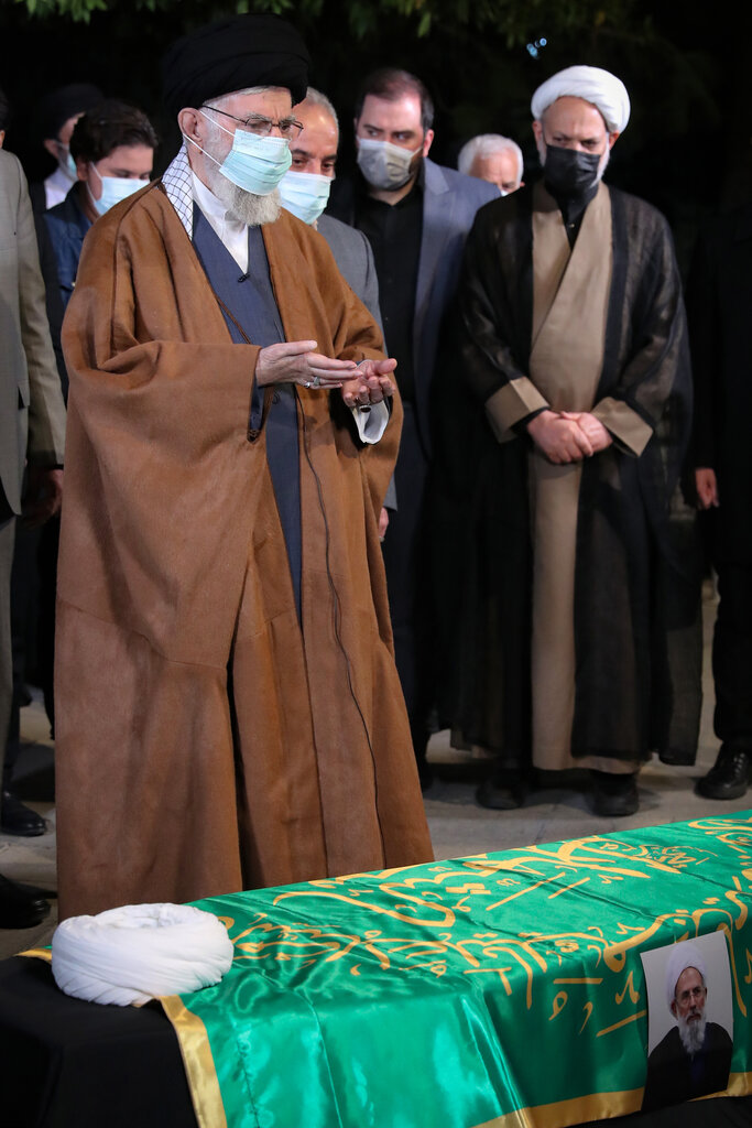 تصاویر اقامه نماز بر پیکر حجتالاسلام ریشهری توسط رهبر انقلاب