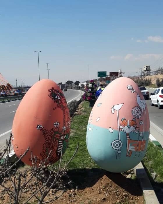 نصب تخممرغهای رنگی تا برگزاری تورهای گردشگری | جانمایی نمادهای خاص در بزرگراه شهید یاسینی