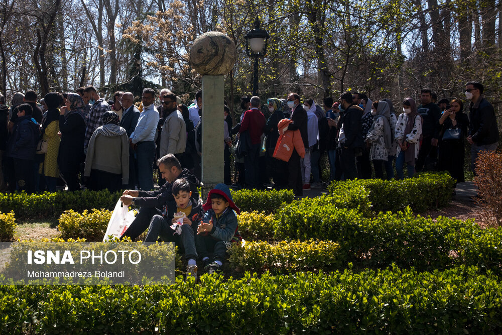 تصاویر | صف عجیب و طولانی گردشگران نوروزی برای ورود به کاخ سعدآباد