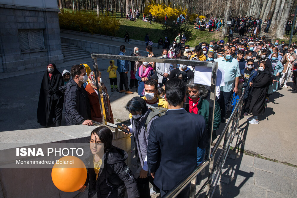 تصاویر | صف عجیب و طولانی گردشگران نوروزی برای ورود به کاخ سعدآباد