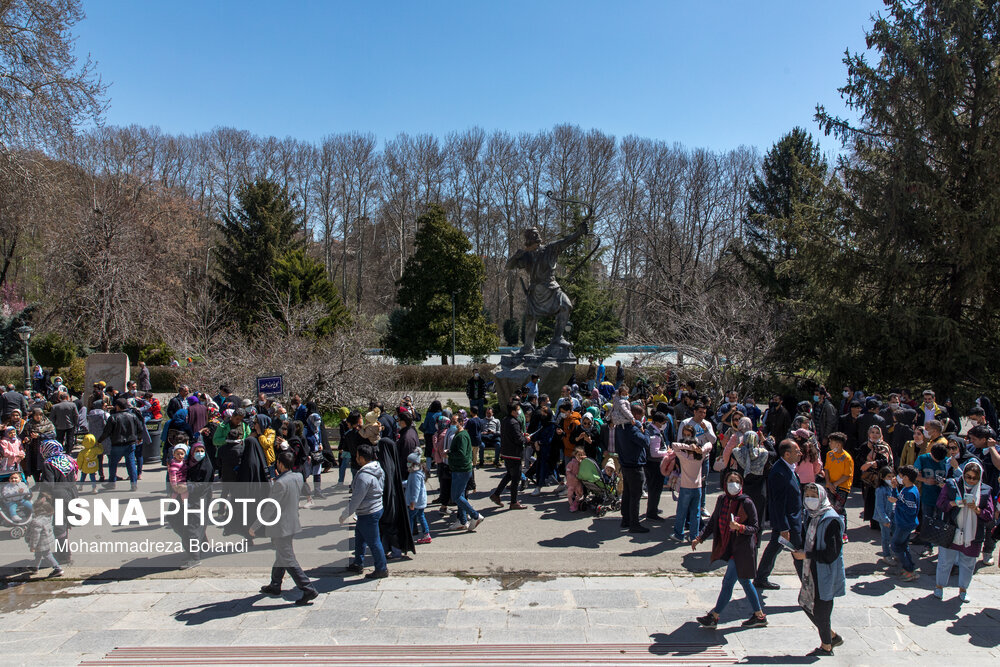تصاویر | صف عجیب و طولانی گردشگران نوروزی برای ورود به کاخ سعدآباد