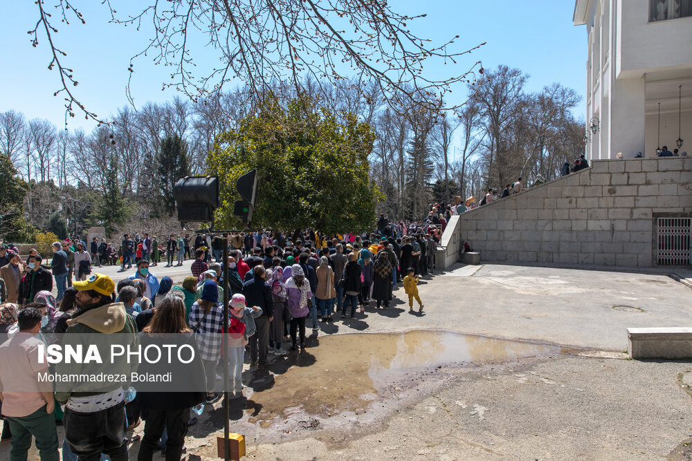 تصاویر | صف عجیب و طولانی گردشگران نوروزی برای ورود به کاخ سعدآباد