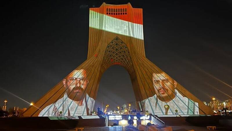 تصاویر | نورپردازی برج آزادی با تصاویر رهبران انصارالله | پرچم یمن هم نمایش داده شد