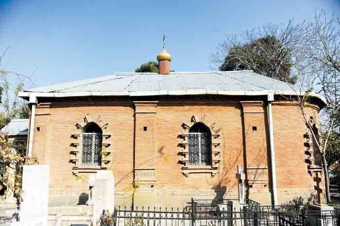 «مادور» یکی از قدیمی‌ترین کلیساهای تهران در آرامستان روس‌ها | آشنایی با کلیسای «ننه مریم» که صندلی و جای اعتراف ندارد!