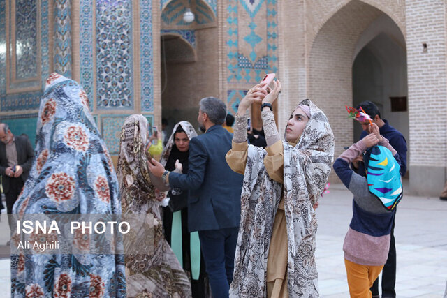 تصاویر | توزیع چادرهایی با طرحهای سنتی و بومی در اماکن گردشگری یزد | این چادرها هرگز کثیف نمیشوند، معطر هستند و آلودگی روی آنها قرار نمیگیرد