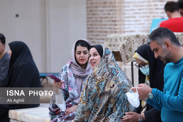 تصاویر | توزیع چادرهایی با طرحهای سنتی و بومی در اماکن گردشگری یزد | این چادرها هرگز کثیف نمیشوند، معطر هستند و آلودگی روی آنها قرار نمیگیرد