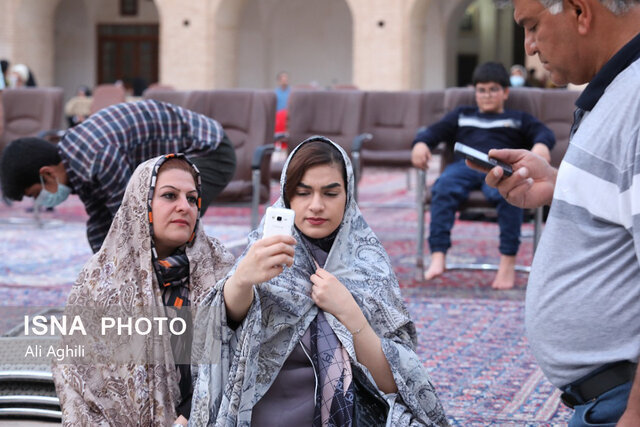 تصاویر | توزیع چادرهایی با طرحهای سنتی و بومی در اماکن گردشگری یزد | این چادرها هرگز کثیف نمیشوند، معطر هستند و آلودگی روی آنها قرار نمیگیرد