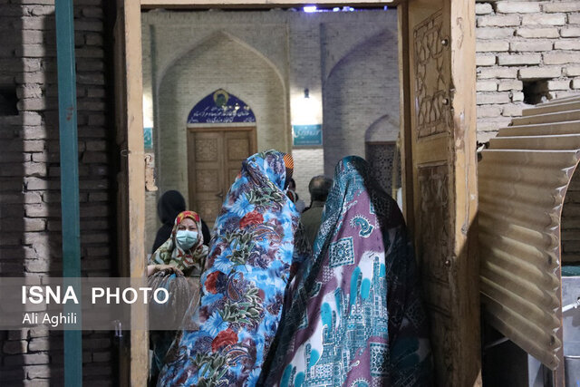 تصاویر | توزیع چادرهایی با طرحهای سنتی و بومی در اماکن گردشگری یزد | این چادرها هرگز کثیف نمیشوند، معطر هستند و آلودگی روی آنها قرار نمیگیرد