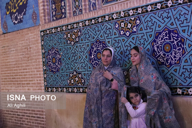 تصاویر | توزیع چادرهایی با طرح‌های سنتی و بومی در اماکن گردشگری یزد | این چادرها هرگز کثیف نمی‌شوند، معطر هستند و آلودگی روی آنها قرار نمی‌گیرد