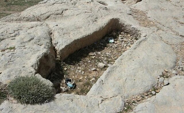 تصاویر | وضعیت اسفبار گورهای ساسانی |  آتش به جان گورهای تخت طاووس