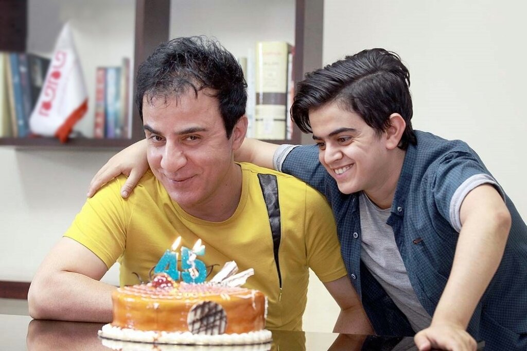 پس از ۲۷ سال هنوز مردم لُپِ مرا در خیابان میکشند