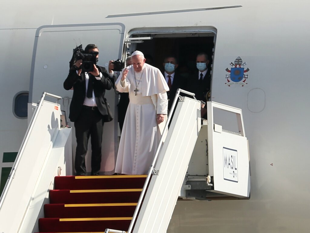 پاپ فرانسیس در حال سوار شدن به هواپیما