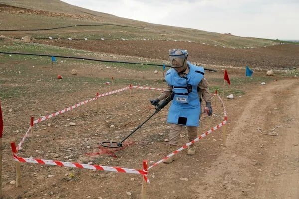 تصاویر زنان عراقی در حال از بین بردن مینهای داعش