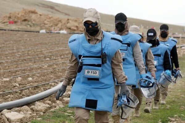 تصاویر زنان عراقی در حال از بین بردن مینهای داعش