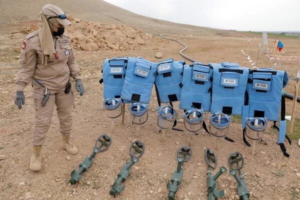 تصاویر زنان عراقی در حال از بین بردن مینهای داعش