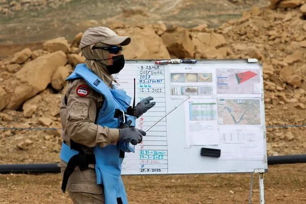 تصاویر زنان عراقی در حال از بین بردن مینهای داعش