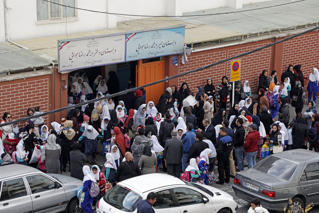 خواهش رئیس پلیس راهور تهران: خانوادهها برای پیاده کردن فرزندان جلو مدرسه اصرار نکنند! | ترافیک در نخستین روزکاری مدارس در سال نو