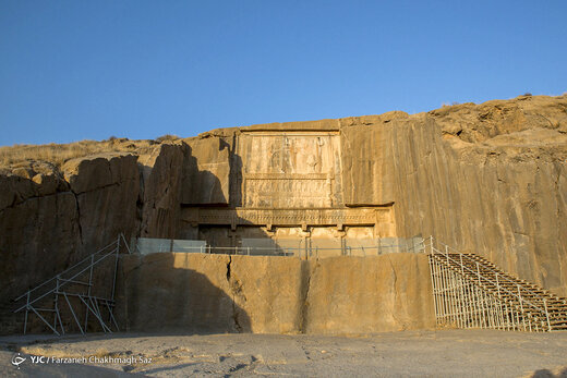 عکس | خشکسالی و فرونشست، تختجمشید را تهدید میکند تختجمشید