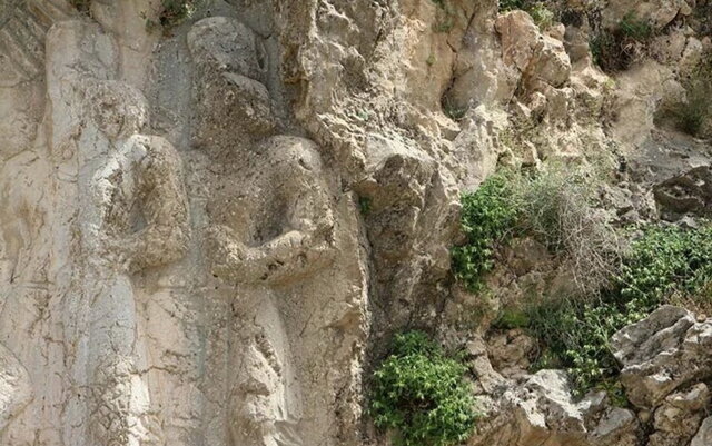 سوداگران گنج به جنگ میراث تاریخی ایران رفته‌اند | تخریب سنگ‌نگاره ساسانی توسط گنج‌یاب‌ها