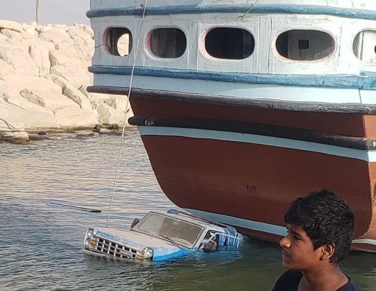 عکس | سقوط نیسان آبی در دریا