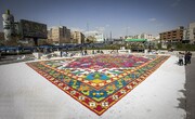 تصویر | نمایش فرشی متفاوت در میدان هفتم تیر | عکس سلفی شهروندان با فرش ۹۵۰ مترمربعی شهر