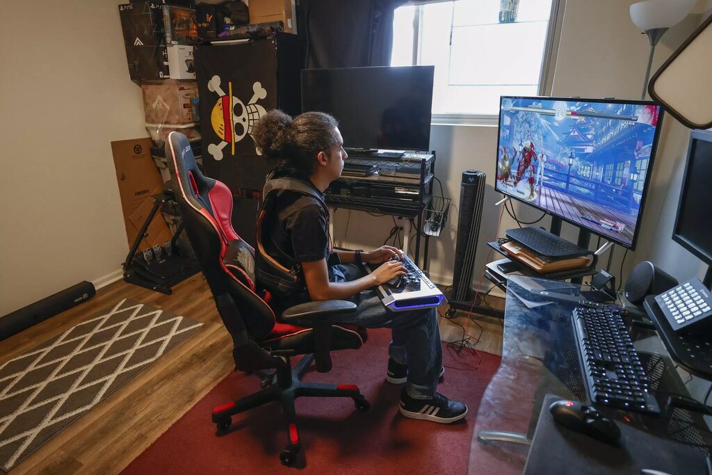 نوجوانان معلولی که سرآمد بازیهای کامپیوتری هستند | کنسول ایکس باکس مخصوص افراد توانیاب