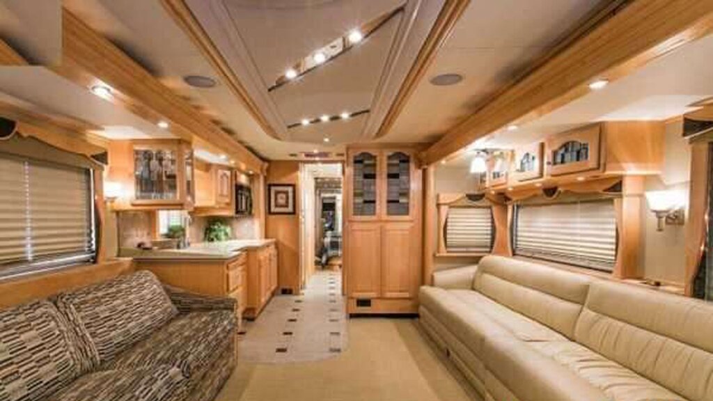 اتوبوس با امکانات یک خانه