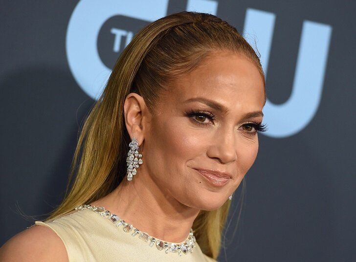 سلبریتی ها و بازیگران هالیوود اولین دستمزد خود را خرج چه چیزی کردند؟ | از خرید یک وعده غذای گرم تا اشک شوق جنیفرلوپز برای خرید مرسدس بنز